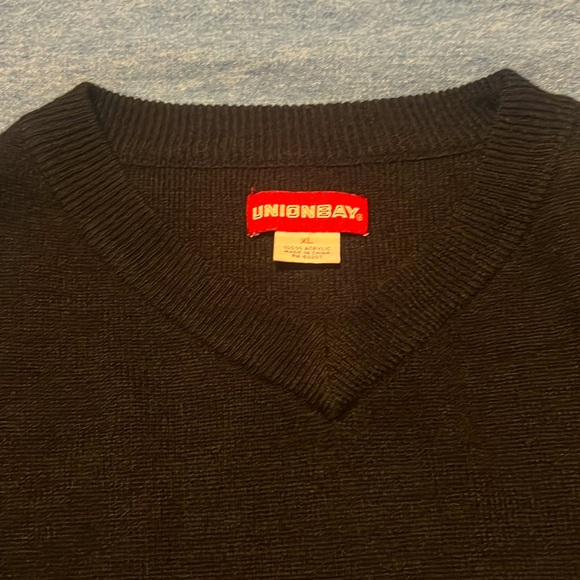 Men’s Sweater - Picture 2 of 2